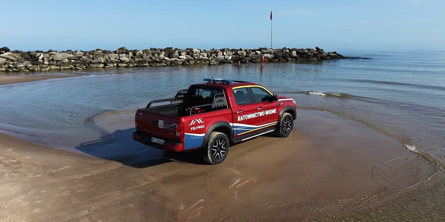 JAC T8 Pro trafia na polskie wybrzeże. JAC Polska rozpoczyna pilotażową współpracę z Ratownictwem Wodnym